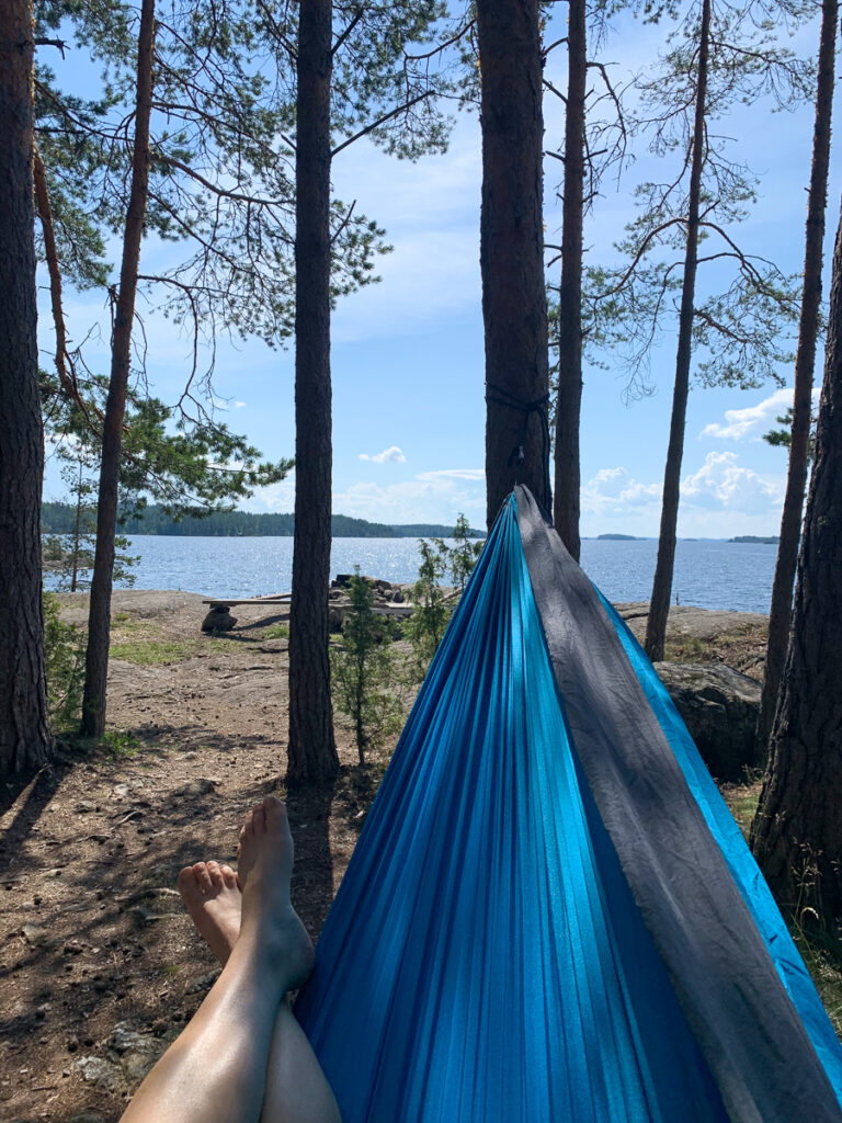 Riippumatto, jalat ja kaunis järvimaisema